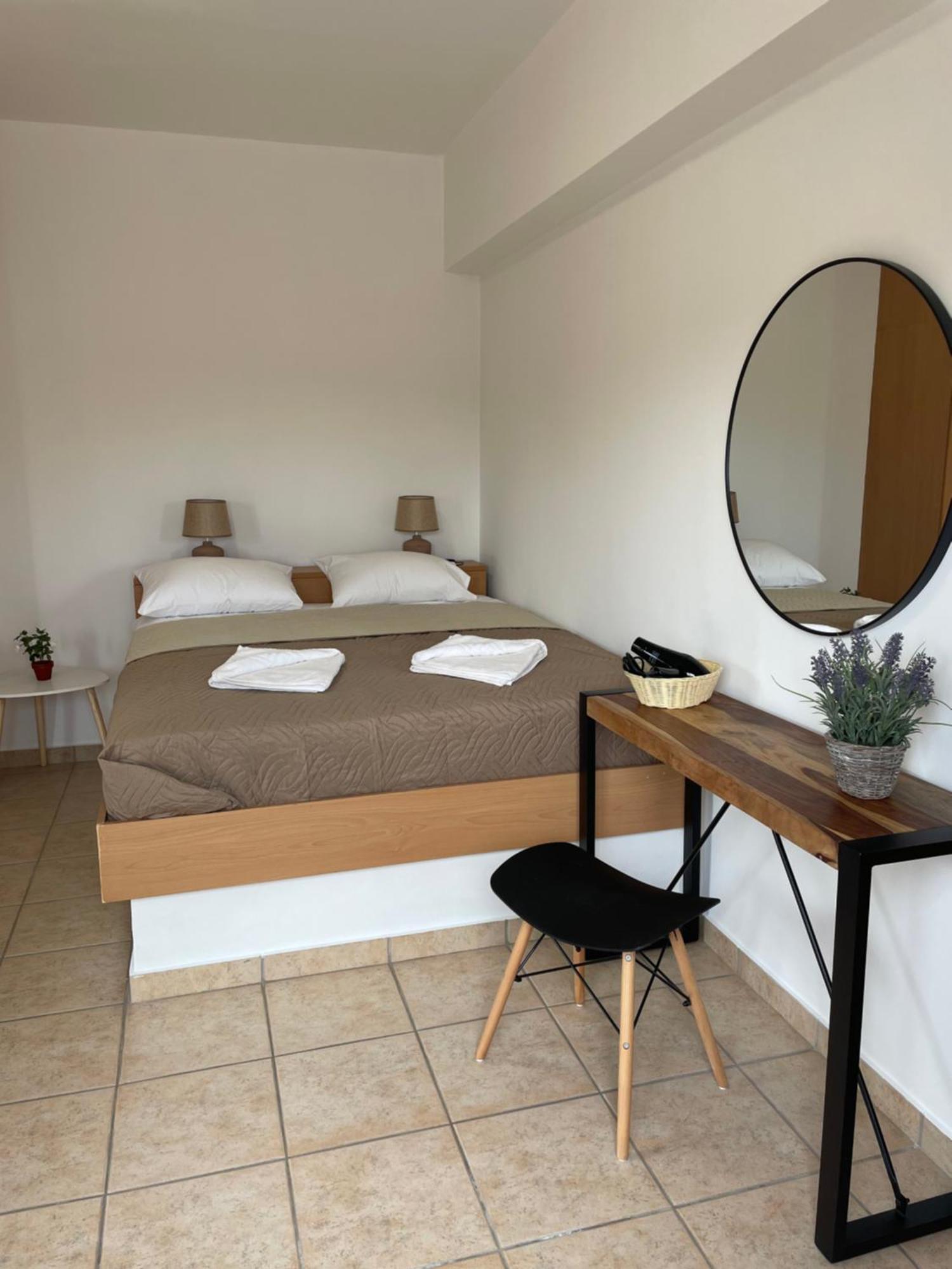 Mini Art Apartments Gerani  Extérieur photo