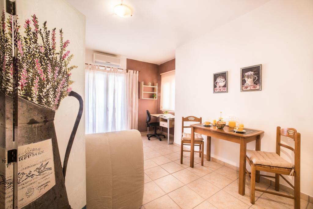 Mini Art Apartments Gerani  Extérieur photo